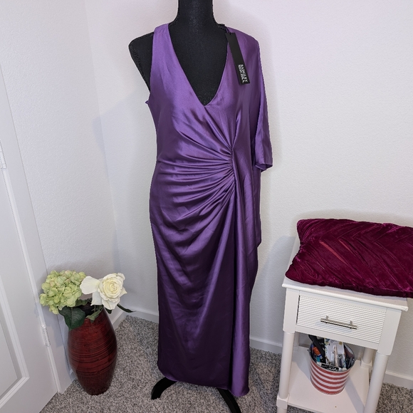 💘 Badgley Mischka satin draped cape-sleeve maxi dress in purple - Picture 5 of 10